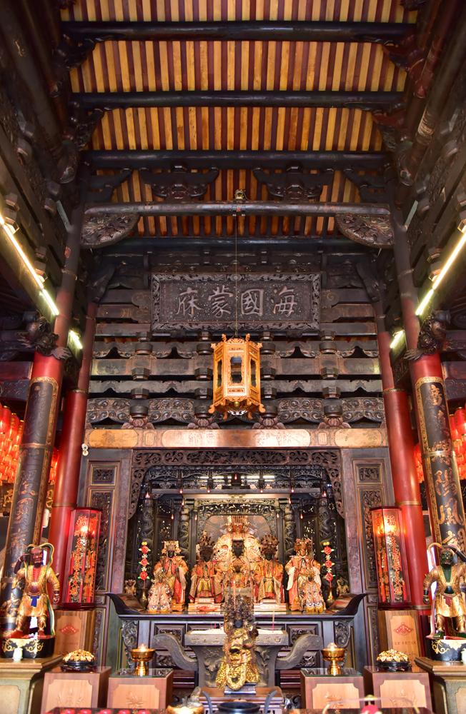 西螺廣福宮殿內神尊、匾額與傳統木構